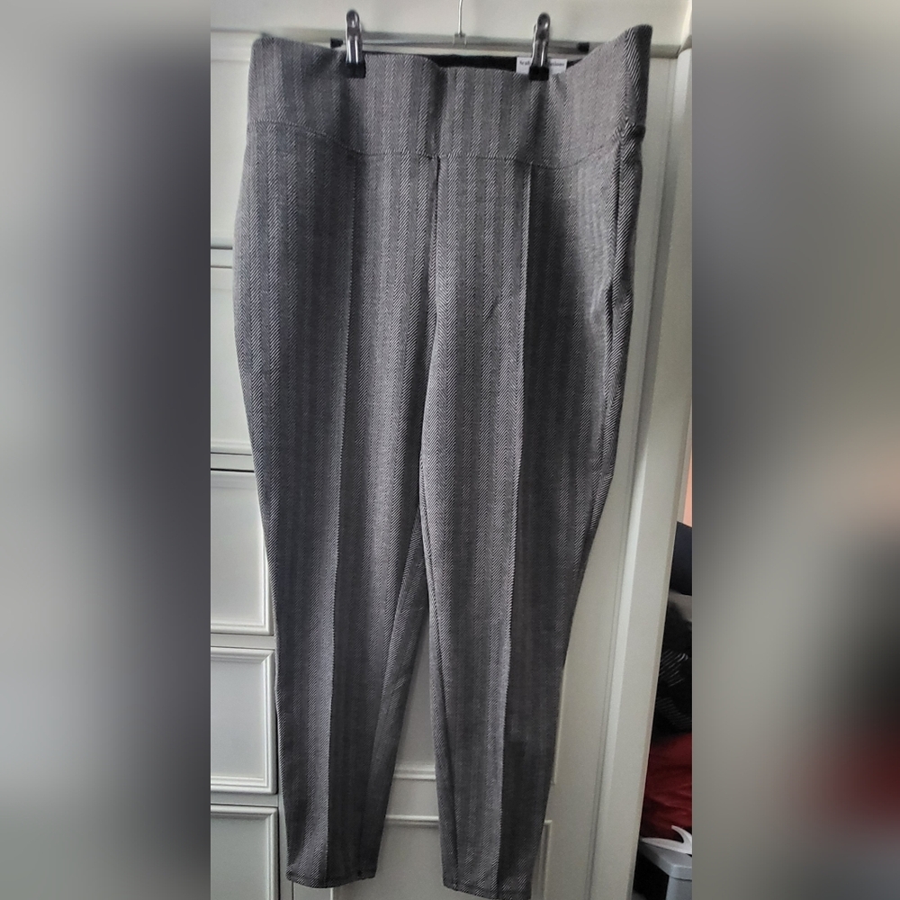 Nine West Black and White Chevron Knit Leggings